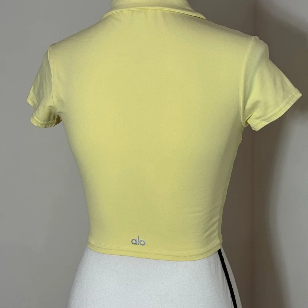 ALO Yoga Light Yellow Polo Crop Top - Picture 3 of 4